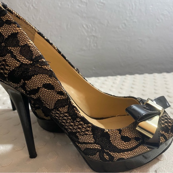 Guess lace peep toe pumps with a metal bow on the toe - Picture 7 of 16